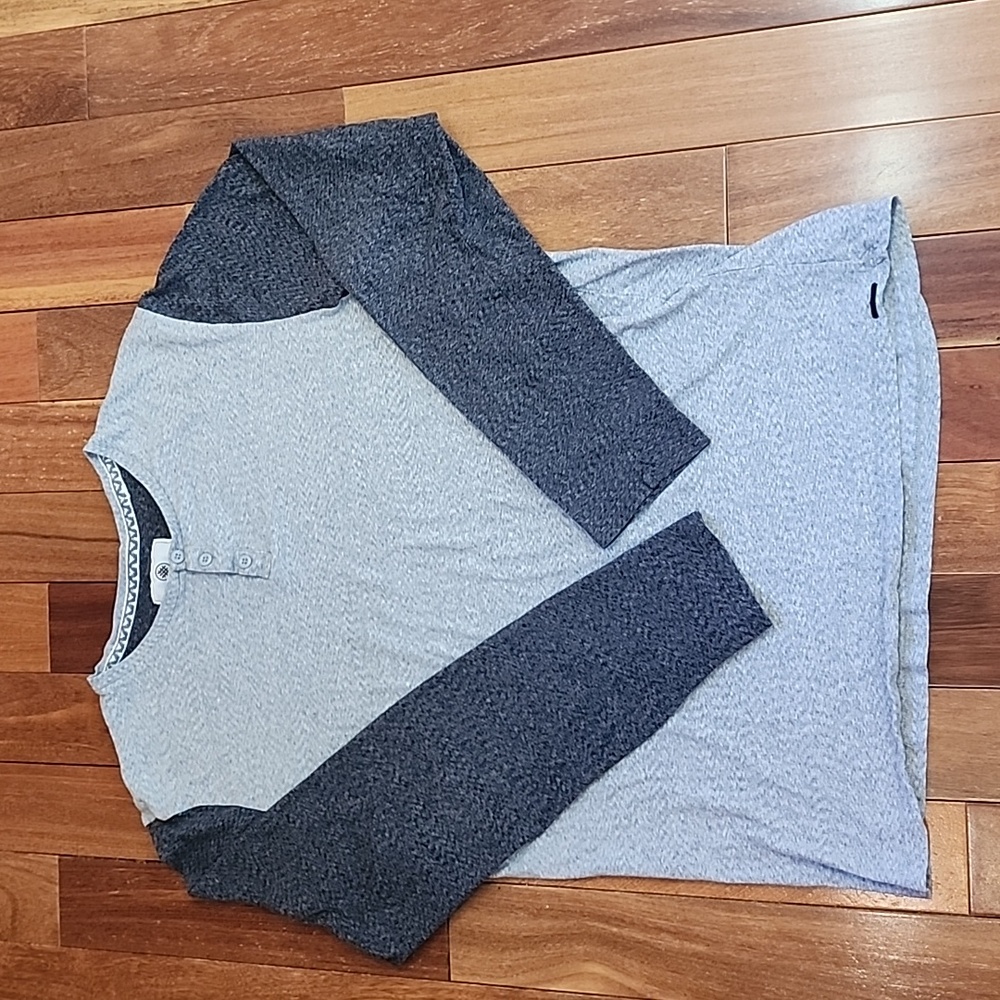 Men's size L gray long sleeve Henley shirt